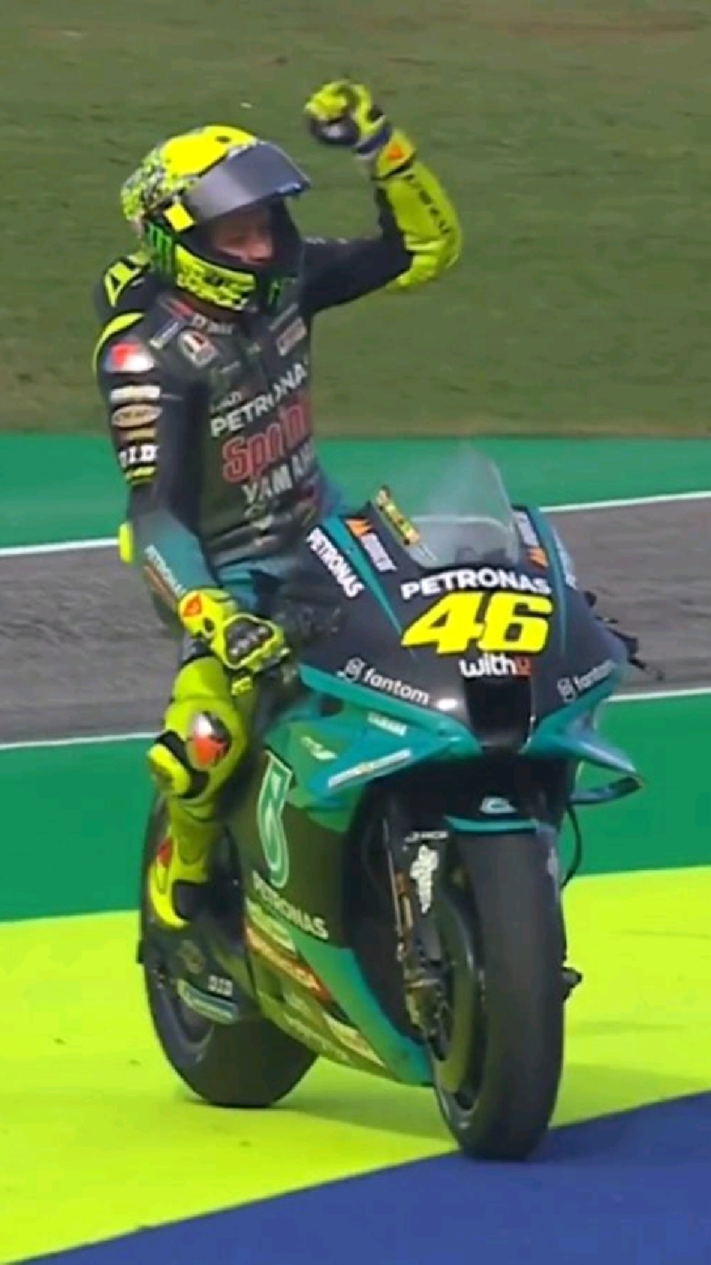 冠军有很多个,但传奇只有一个!46号猴王罗西,结尾甩出价值百万头盔给