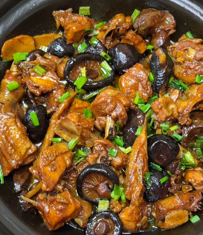 以下是小鸡炖蘑菇的详细做法:主料:小鸡(土