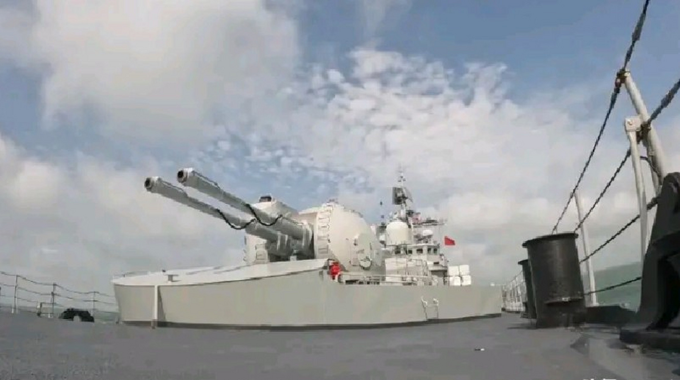 中国海军现代级导弹驱逐舰杭州号的双130mm舰炮!
