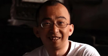 巨兴茂:长相别致,用24年逆袭成导演,如今娶妩媚娇妻成人生赢家