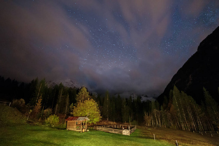 文字有声不陌生的诗:《月亮难留》