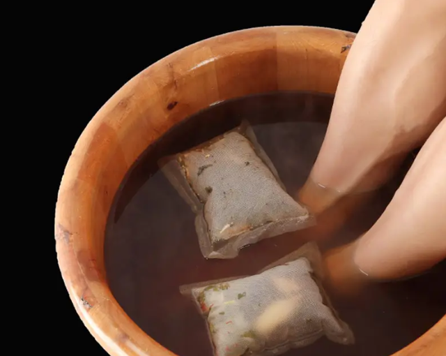 常用艾叶煮水洗头,会发生什么变化?或能收获4个好处