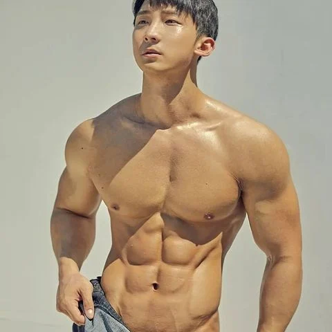 健身肌肉男撞脸杨洋,六块腹肌实力抢镜,身材比脸耐看