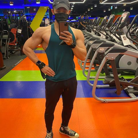 健身8年参加健美比赛,巧克力腹肌 蝙蝠背,一举夺魁