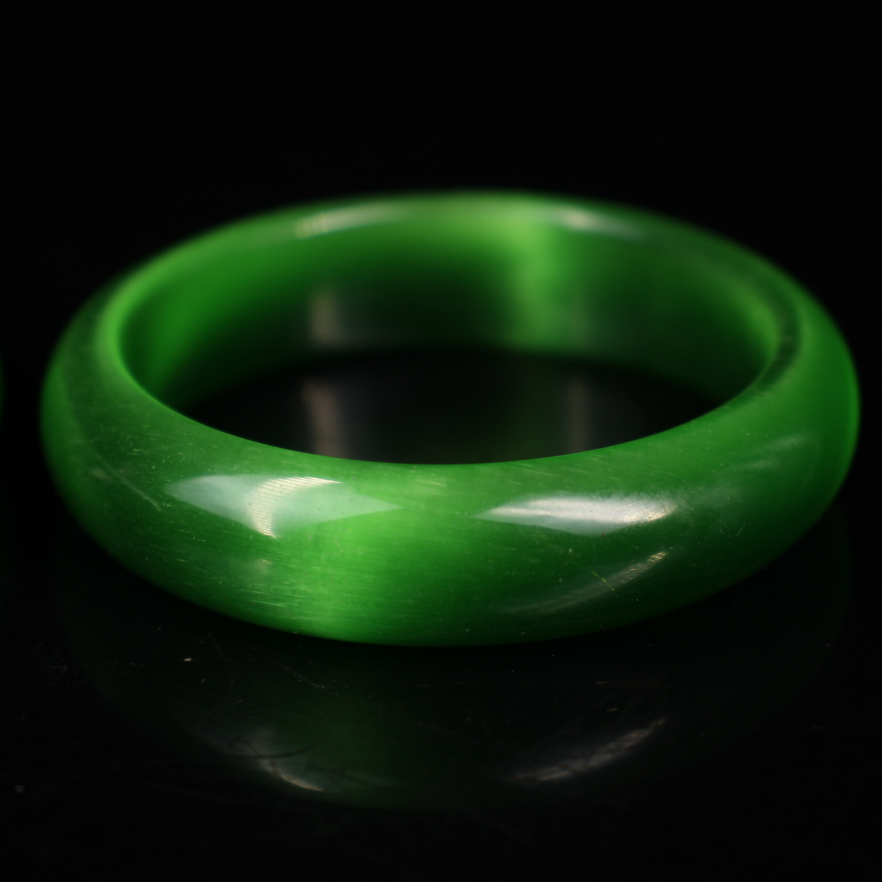 旧藏下乡收清代宫廷御藏极品罕见绿色猫眼石手镯一对 品相保存完好