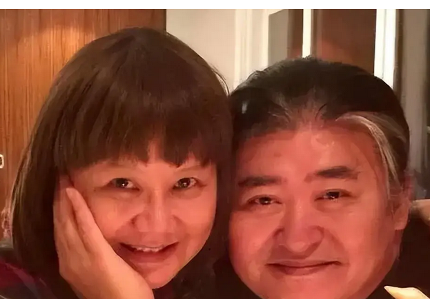 刘欢豪宅设宴款待30多位学生好友,妻子贤内助,恩爱如初