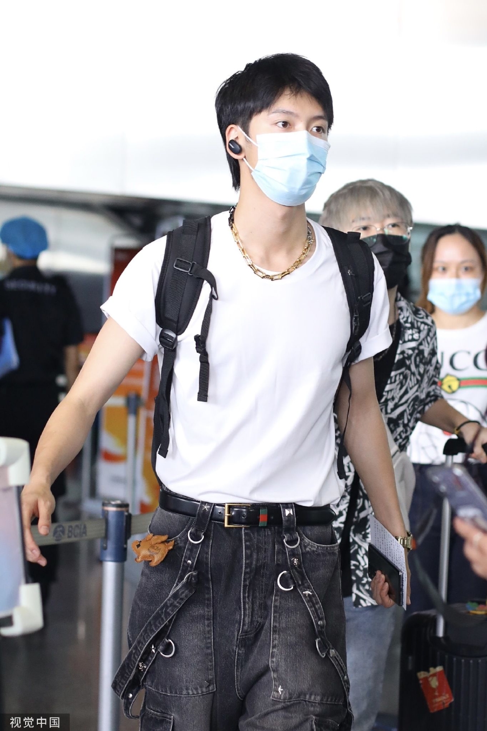 组图:陈宥维背双肩包机场出发 穿白t搭设计感牛仔裤酷帅个性