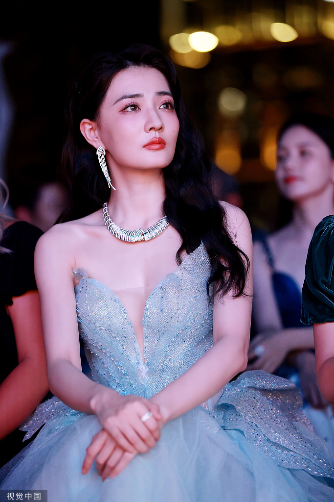 组图:徐璐穿性感礼服出席活动 微卷长发宛如公主