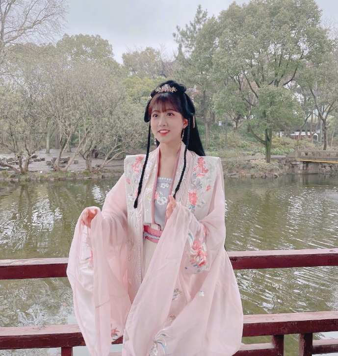 李艺彤身穿汉服英姿飒爽,优美的身姿清新可人,体现古典的美丽