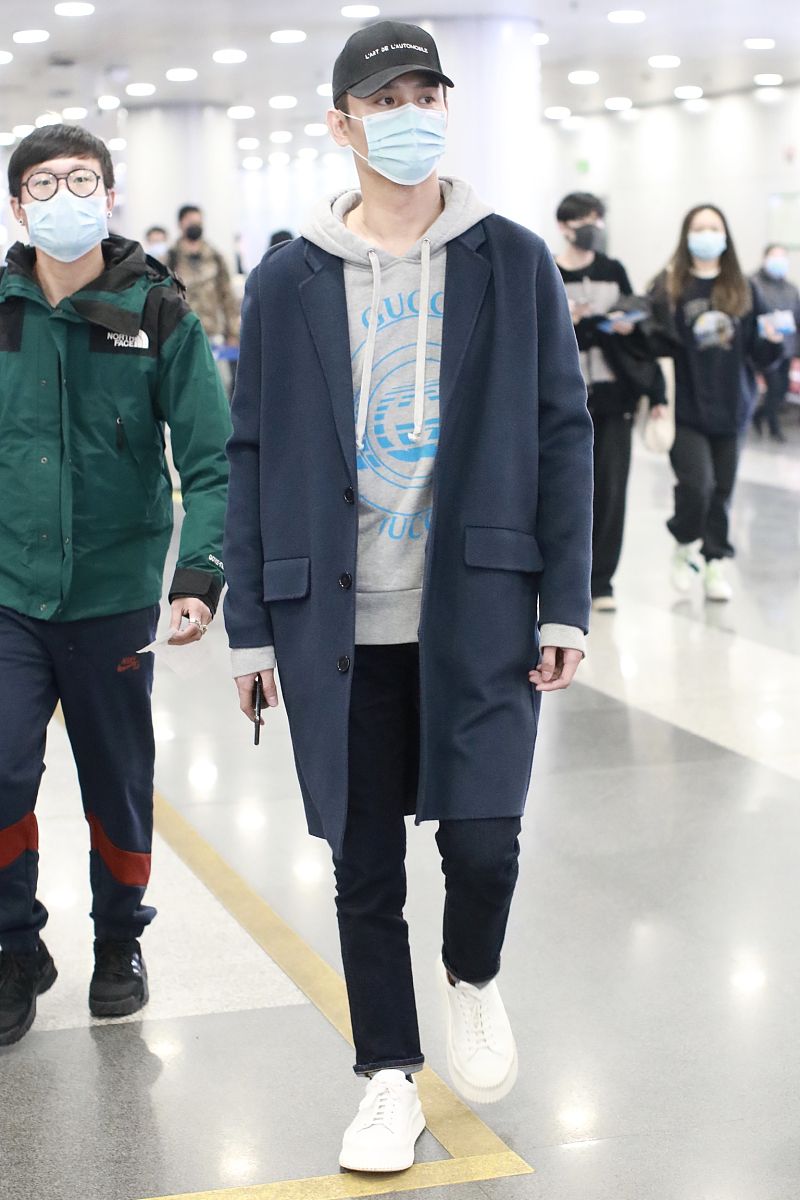 王凯街拍:深蓝色双面呢大衣gucci帽衫铅笔裤小白鞋潇洒风度