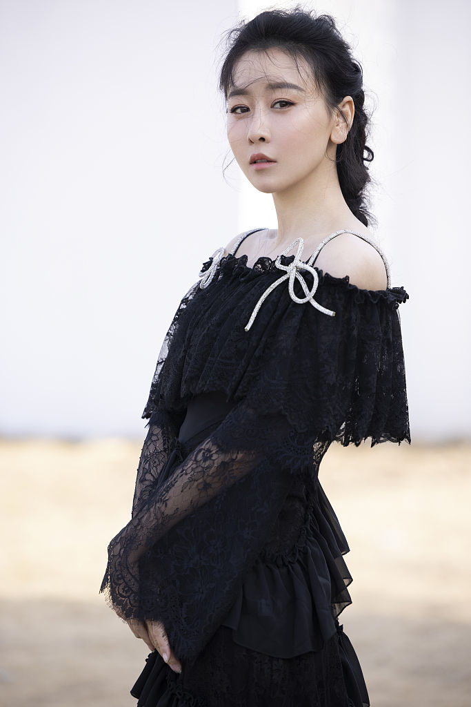 毛俊杰秋日氛围感写真曝光 着黑色一字肩纱裙暖意回眸