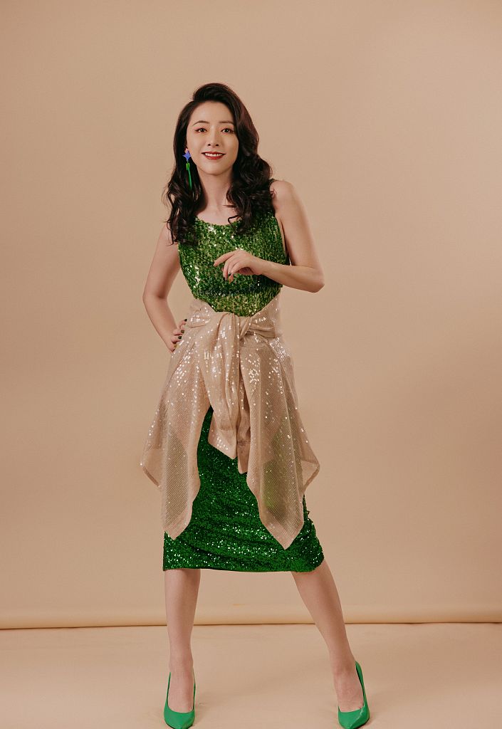 黄小蕾发布绿色亮片裙写真 波浪卷发展现复古风情