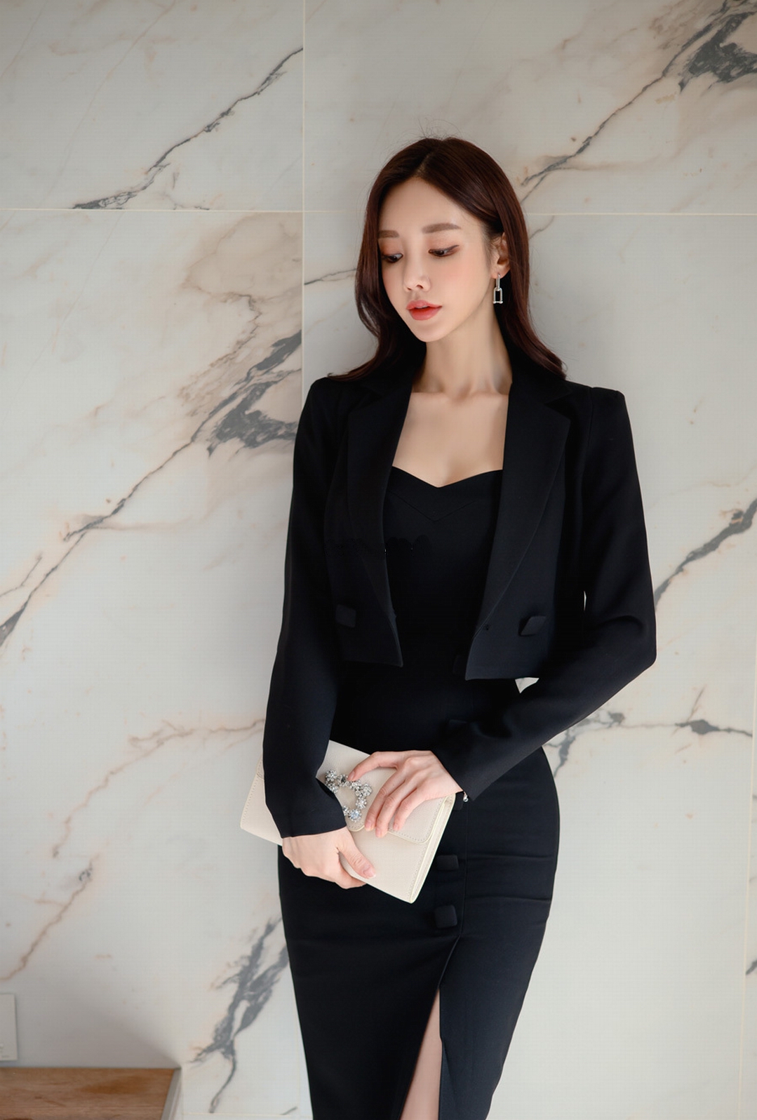 首发韩国女神孙允珠日常穿搭:黑色精裁短款西装夹克