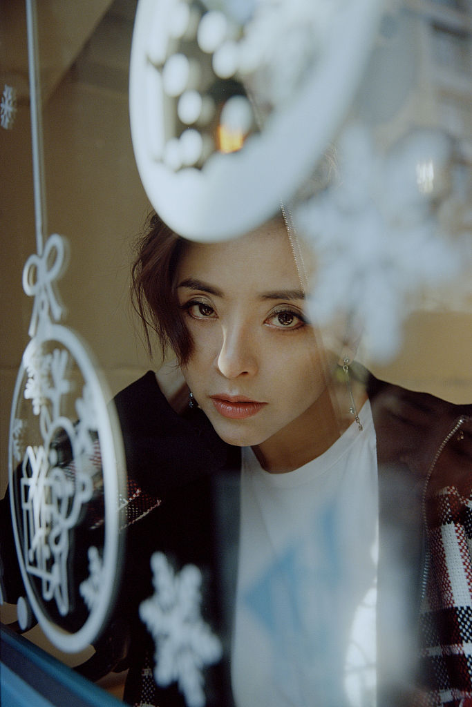 黄小蕾飒爽短发酷帅破格惊艳亮相 "大佬风"衬衫加身随性慵懒笑容迷人