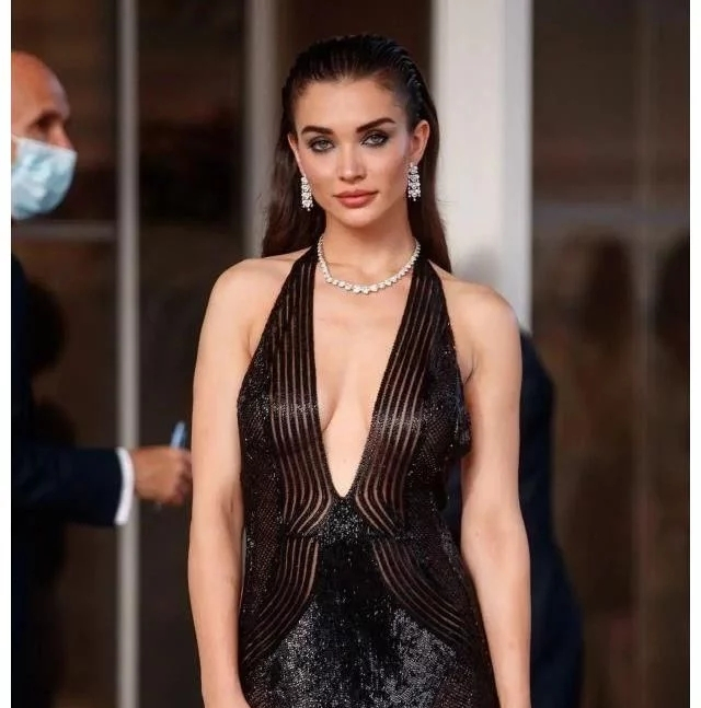 女星艾米·杰克逊一袭低胸长裙尽显优雅迷人