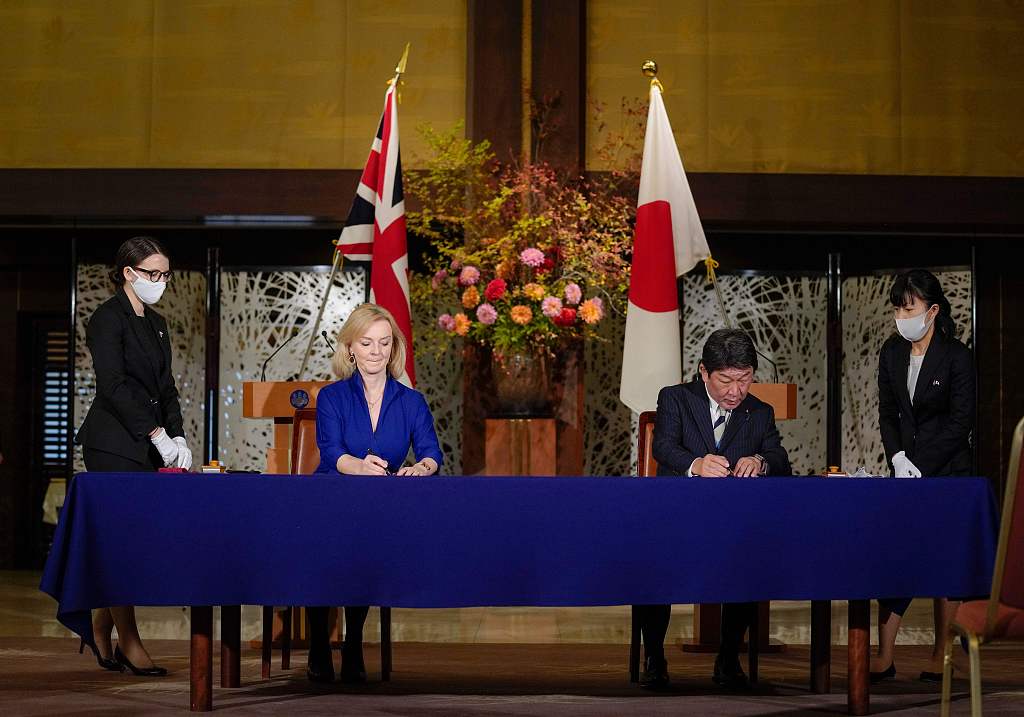 英国与日本签署自贸协议 系脱欧后首个重大贸易协议