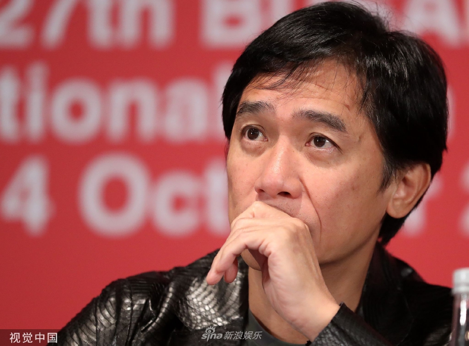 组图:梁朝伟出席釜山电影节记者会 身穿皮衣对镜微笑帅气十足
