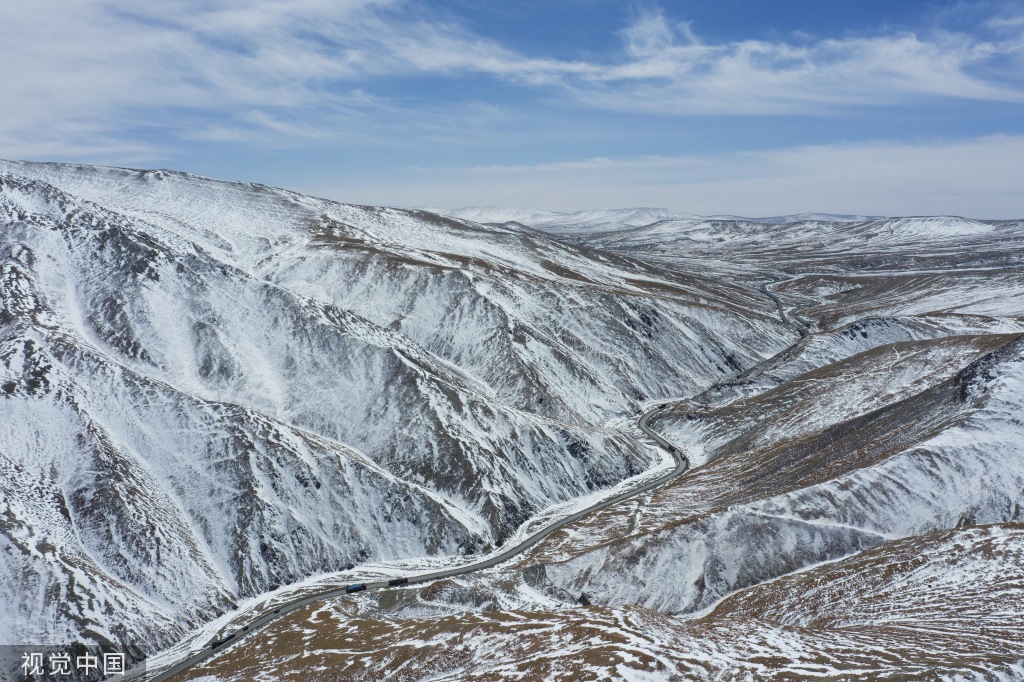 航拍雪后昆仑山雄伟壮丽