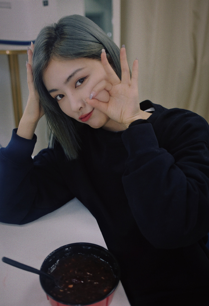 许佳琪短发造型显得干净利落