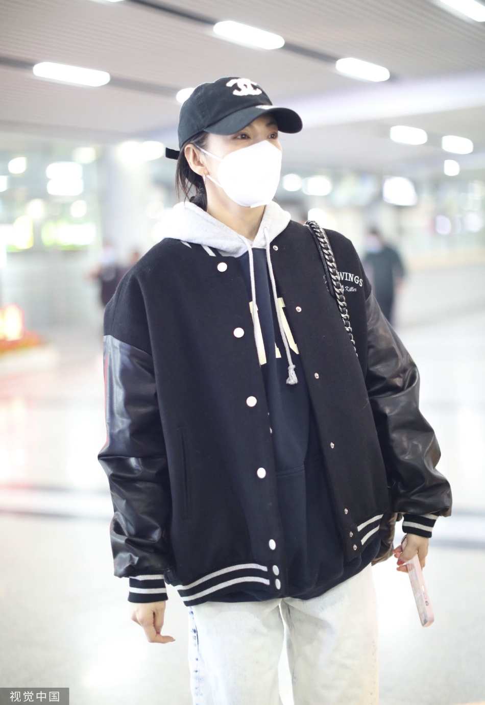 组图:张雨绮帽衫棒球服现身机场 牛仔裤球鞋青春活力