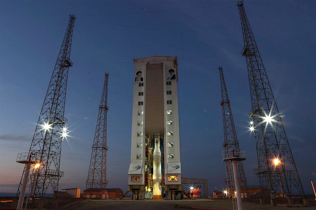 伊朗向太空发射了载有三个装置的运载火箭