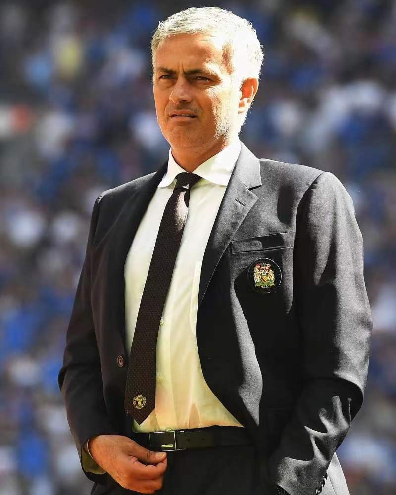 太帅了!穆里尼奥西装革履指挥比赛