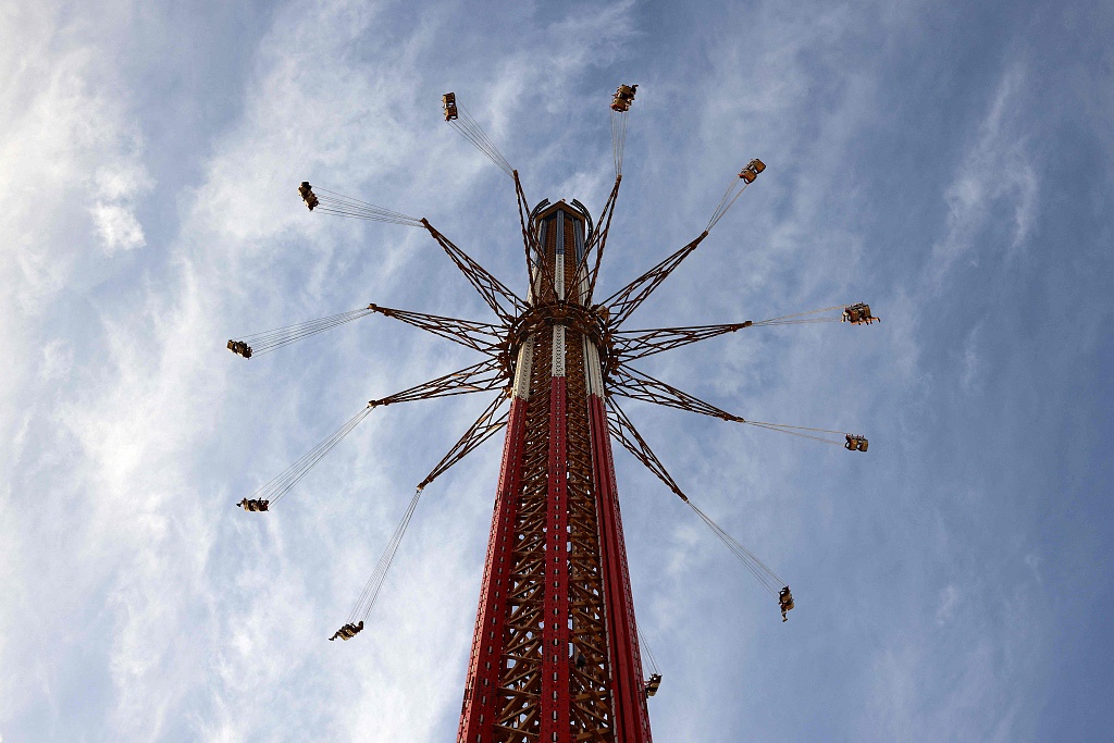 民众在迪拜游乐场玩高空秋千 140米高风景独好