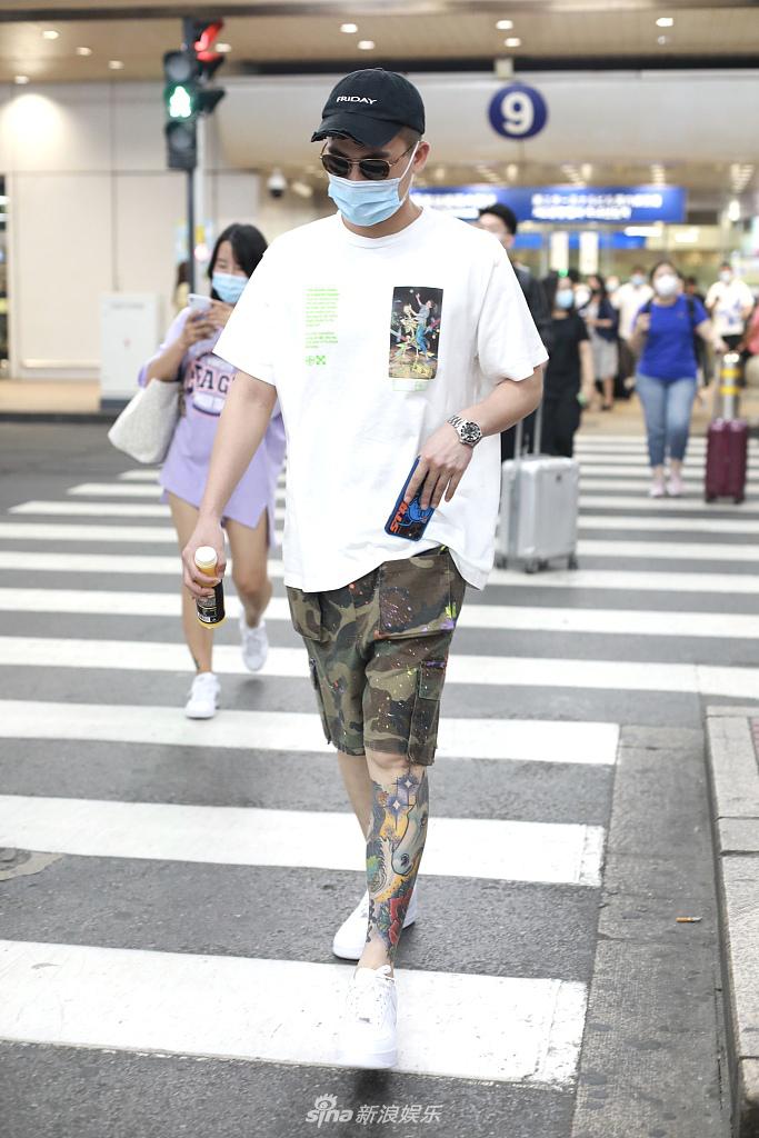 组图:欧豪迷彩装扮清爽帅气 架黑超低调赶路"花腿"吸睛