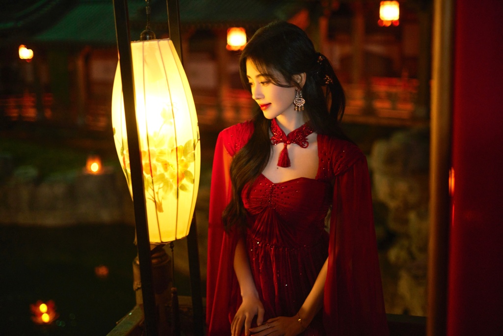 鞠婧祎穿红色露背抹胸裙秀长腿 一抹烈焰红唇魅惑又俏皮