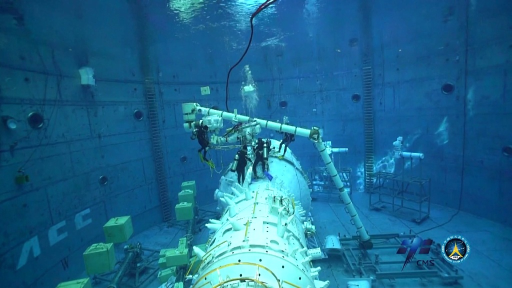 神舟十二号飞行乘组模拟失重环境水下训练