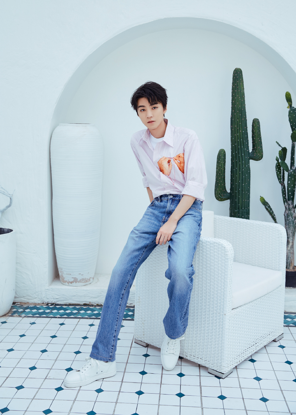 王俊凯出席品牌活动,浅紫印色衬衫,搭配浅蓝牛仔裤,清爽又帅气