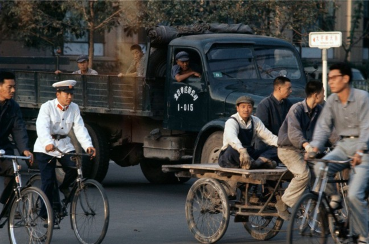 一组80年代的老照片,你家的凤凰牌自行车还在吗?