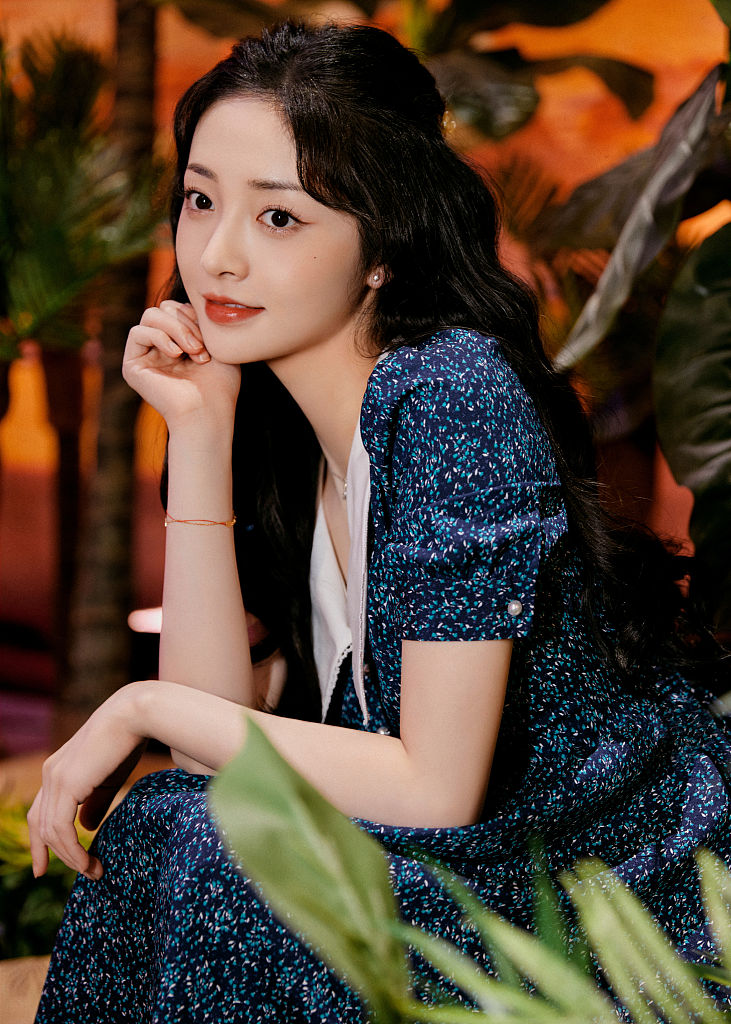 周洁琼《喜欢你我也是》造型写真 波浪卷发搭配长裙温柔浪漫