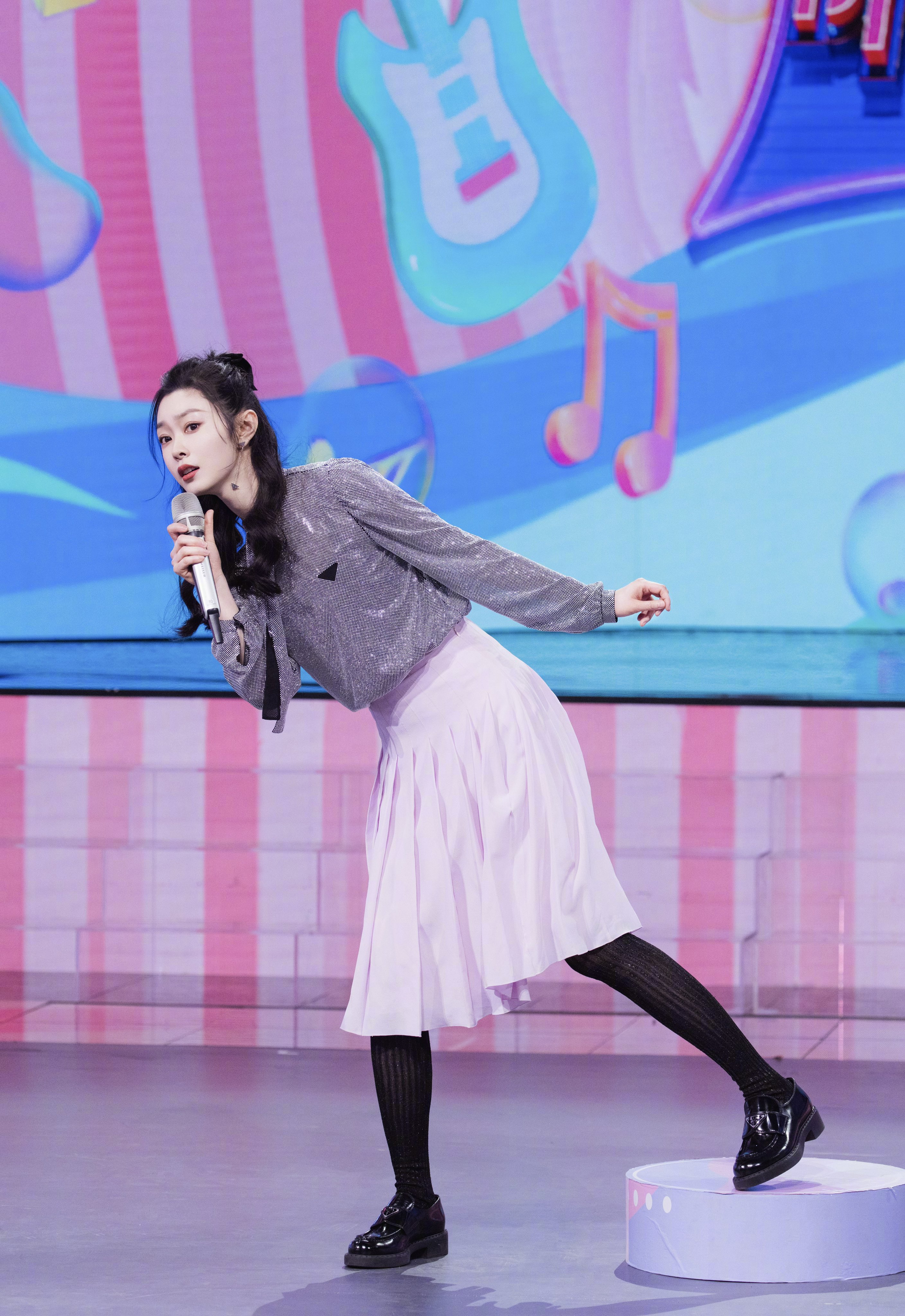 宋轶上衣内搭连衣裙凉鞋配白色长筒棉袜,来自不喜欢穿丝袜的女星