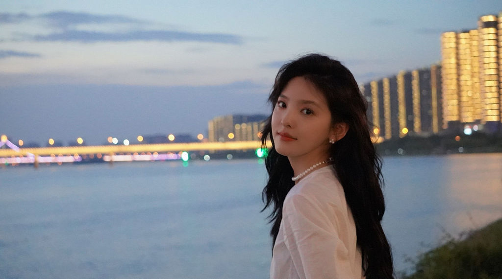 章若楠发布七夕随拍美图 长发披肩眺望江边美景