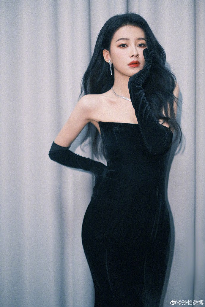 孙怡身穿黑色抹胸裙大秀雪白香肩!