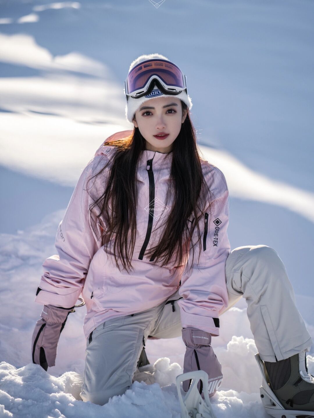 这才是冬季该有的样子,滑雪场中美女如云,英姿飒爽美不胜收