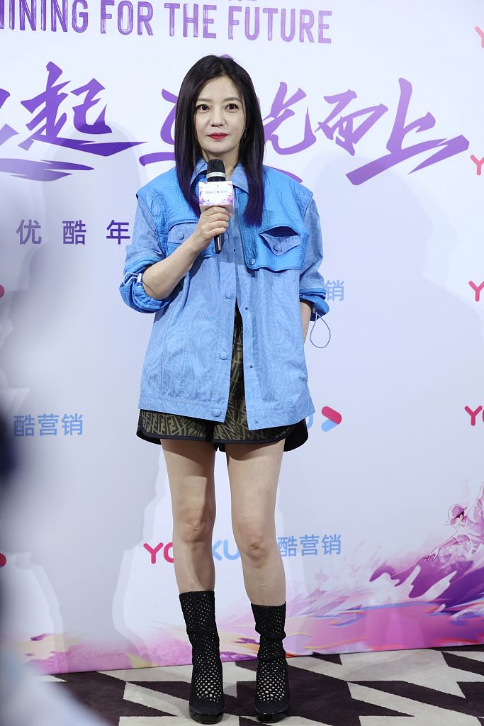 赵薇知性风装扮秀美腿 称与秦昊拍戏互相欣赏