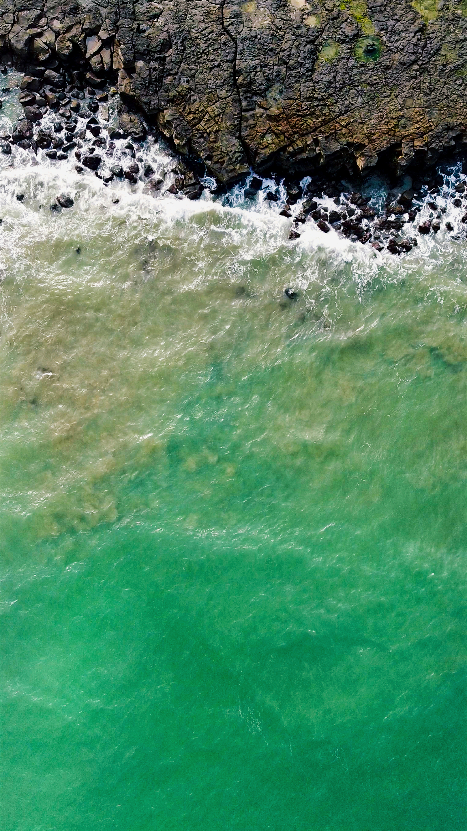 我们在湛江航拍了一个海岛,海滩海水都特别干净,上帝视角美呆