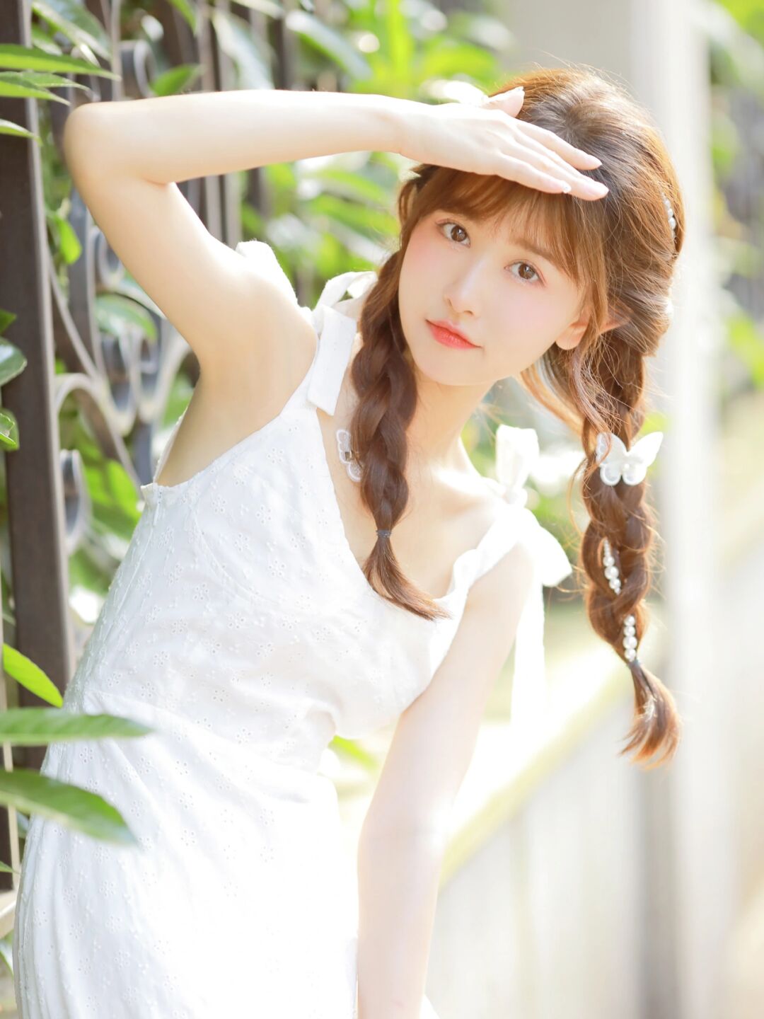 青春阳光的女孩穿一身白色长裙,好像邻家女孩,懂事青春的样子
