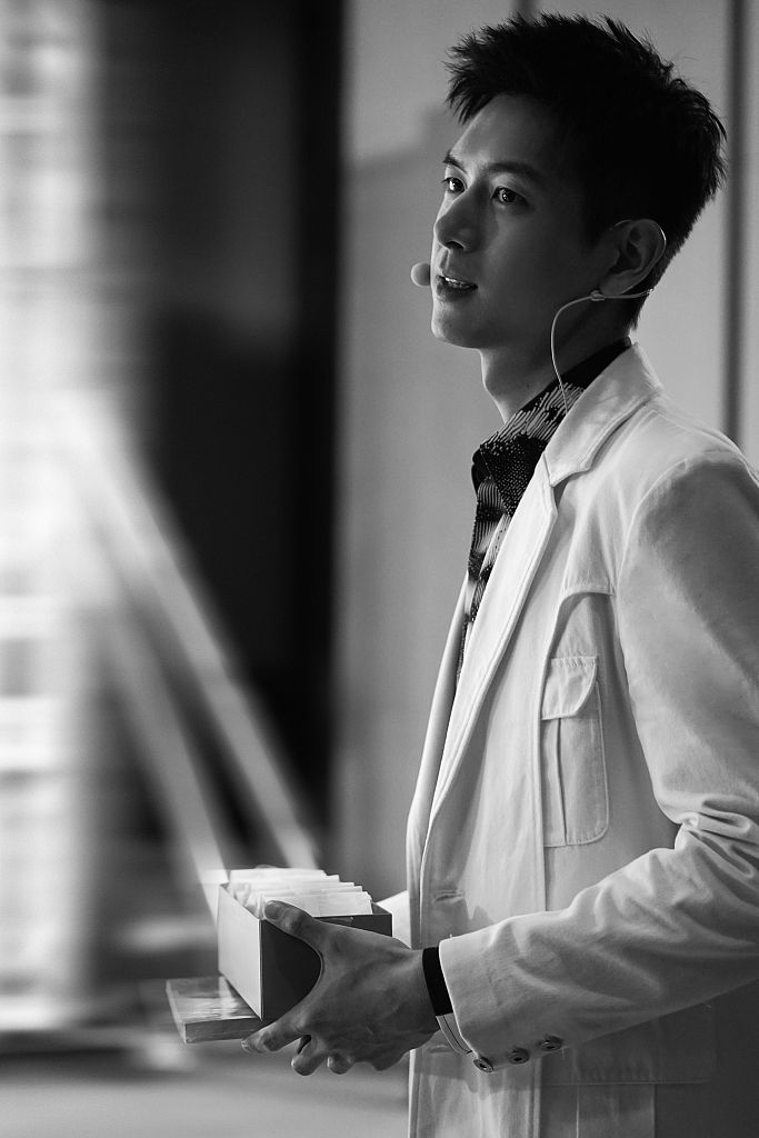 再现韩商言!李现亮相电竞活动 白西装花衬衫造型潇洒干练