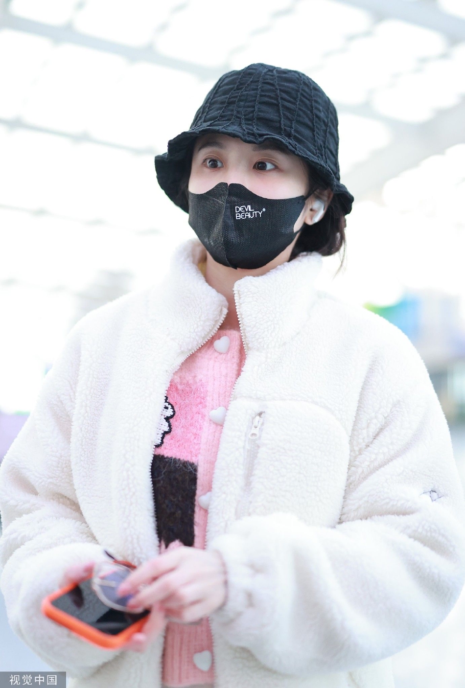 组图:张慧雯身穿毛绒套装抵达机场 头戴渔夫帽俏皮可爱