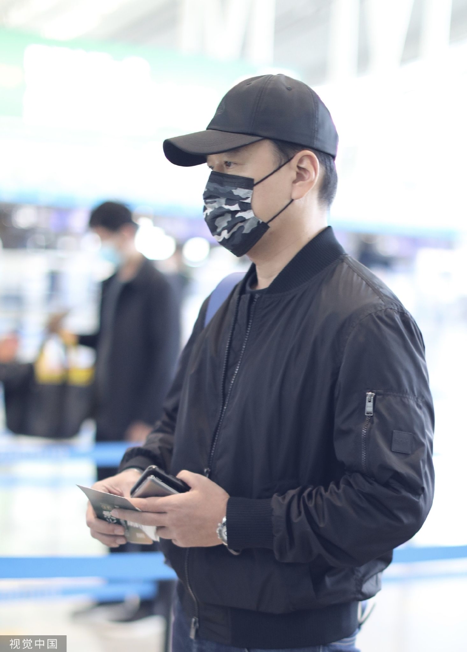 组图:王耀庆穿黑夹克低调现身 戴鸭舌帽搭牛仔裤休闲简约