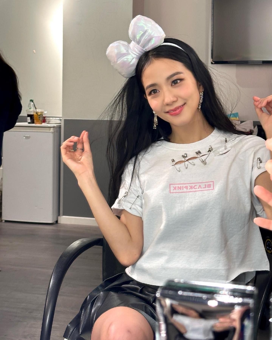 组图:blackpink金智秀对镜自拍 戴蝴蝶结发箍比v笑容甜