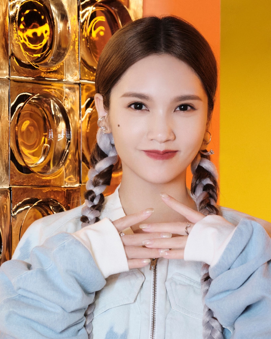 组图:杨丞琳《声声如夏花》造型写真释出 双麻花辫俏皮