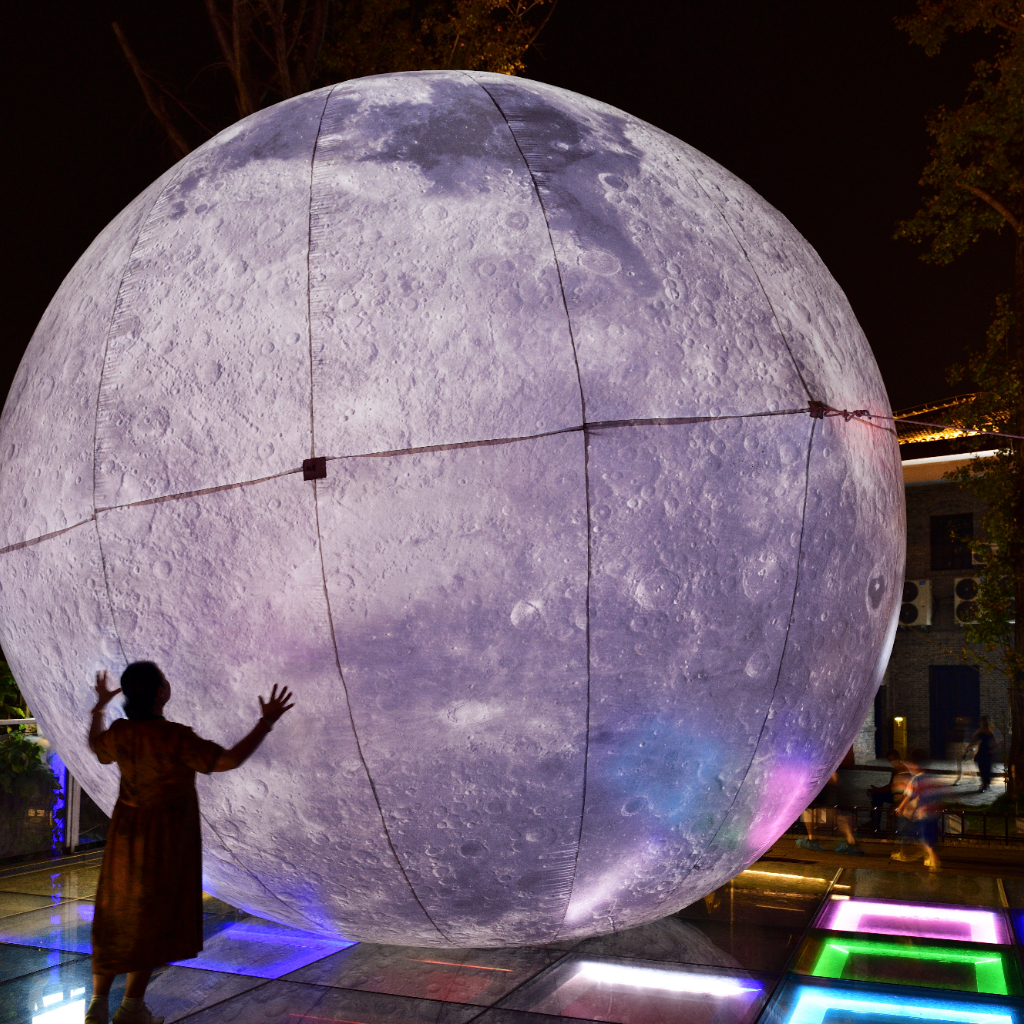 中秋佳节 重庆龙门浩老街现巨型"人造月亮"