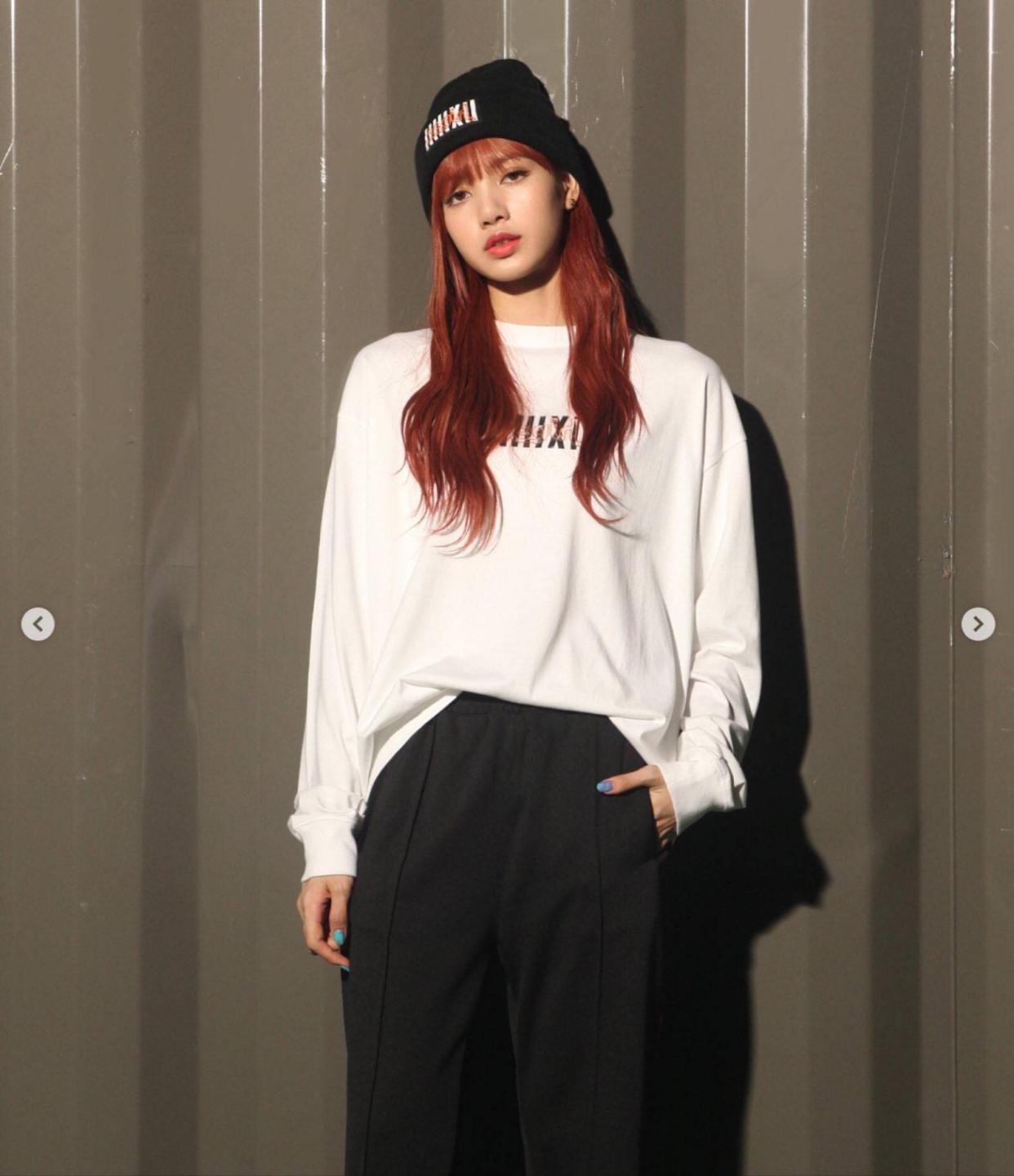 "人间芭比"lisa,细腰长腿,穿衣时尚又高级!