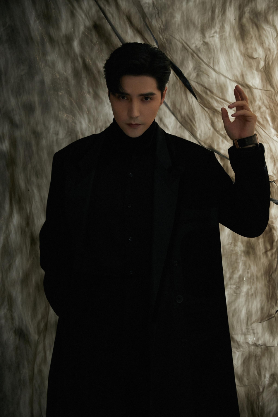 组图:阿云嘎晒时尚大片黑衣冷峻 背景道具竟然是塑料袋