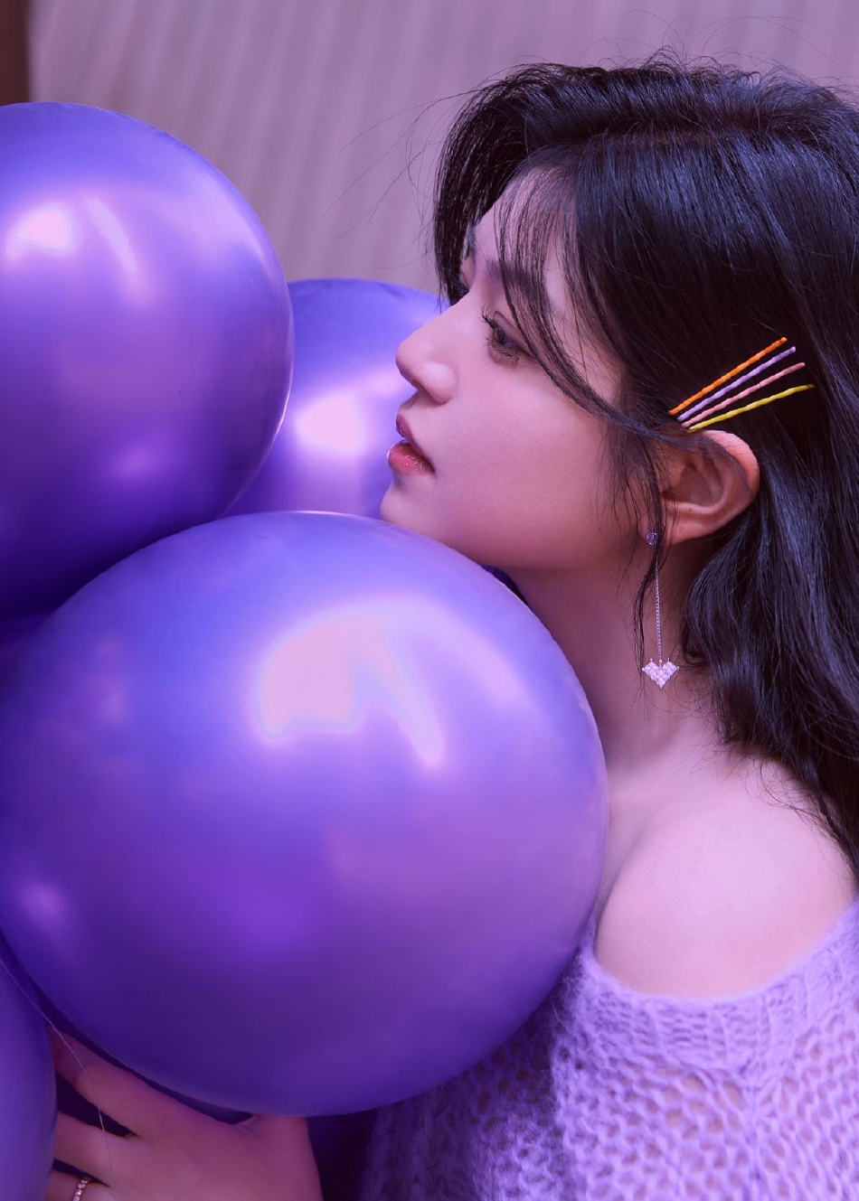 组图:陈妍希《半熟恋人2》造型写真 穿紫色毛衣搭百褶裙笑容明媚