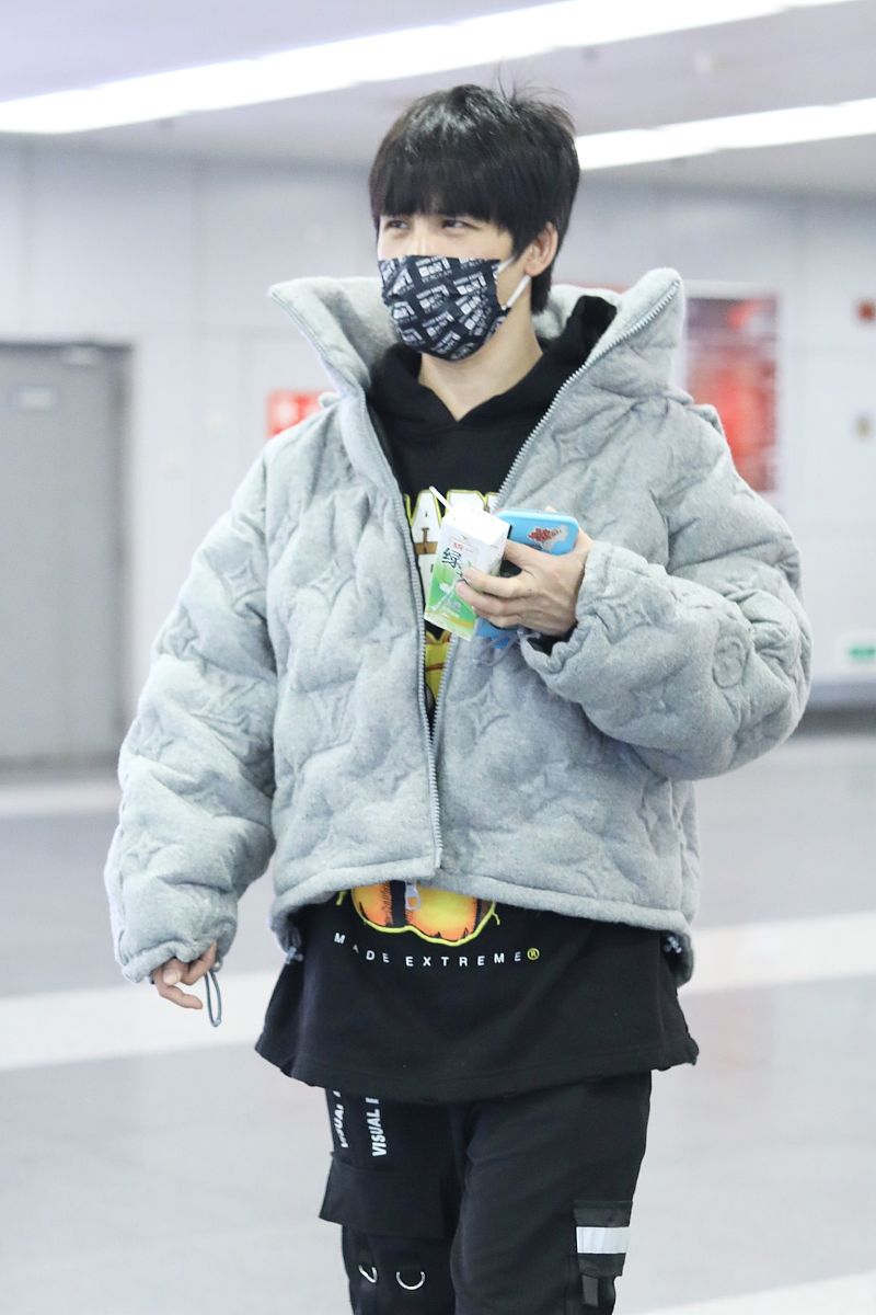 大张伟街拍:lv老花压纹棉服搭配工装裤潮味十足